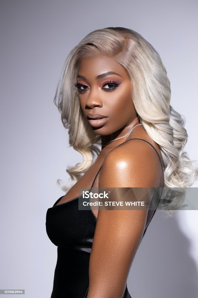 Black Woman With Blonde Wig Stock Photo - Download Image Now -  African-American Ethnicity, Women, African Ethnicity - iStock