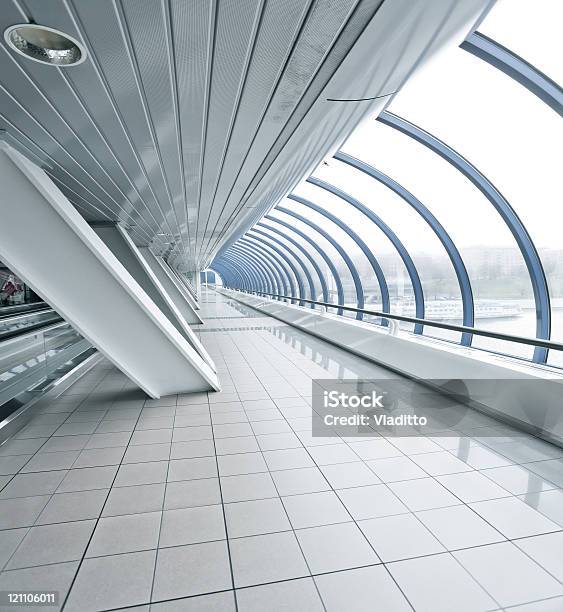 Hallway Transparente De Fuga - Fotografias de stock e mais imagens de Perspetiva Diminutiva - Perspetiva Diminutiva, Túnel, Vidro