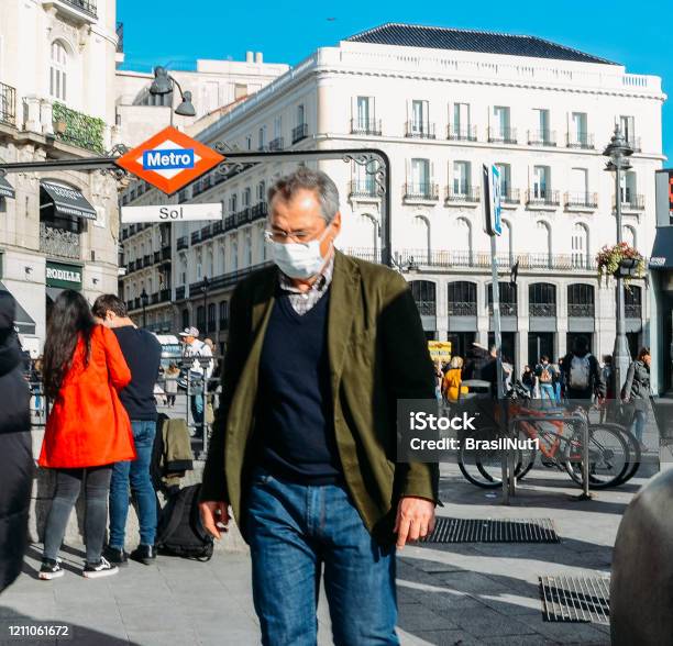 Hombre Mayor Con Máscara Facial En La Puerta Del Sol En Madrid España Foto de stock y más banco de imágenes de 2020