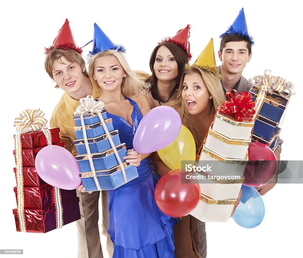 Gruppo di giovani nel cappello partito tenendo la scatola regalo. - Foto stock royalty-free di Adolescente