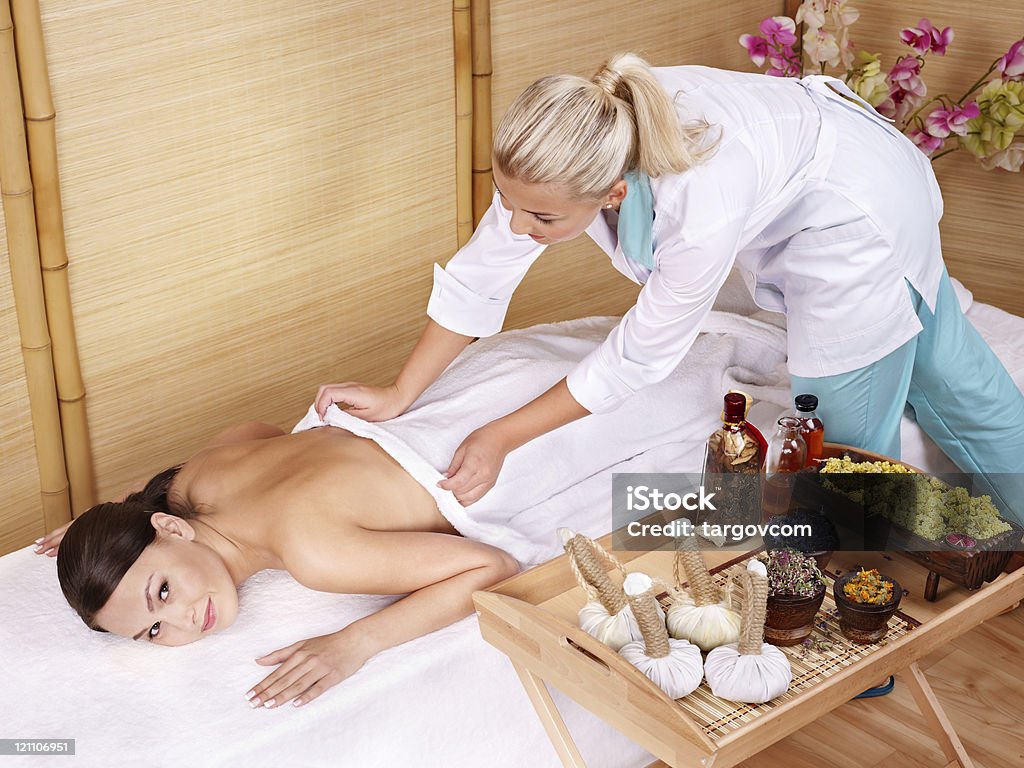 Jovem mulher na Mesa de Massagem no Salão de beleza. Série. - Royalty-free Adulto Foto de stock