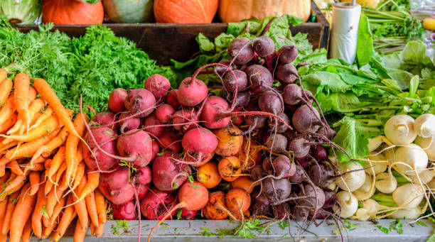 ein obst- und gemüsestand - farmers market stock-fotos und bilder