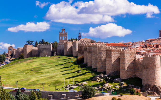 panorama des murs de la ville de la vieille ville d’avila, espagne - avila photos et images de collection