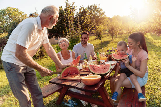 concetto di cibo, persone e tempo in famiglia - giardino di birra foto e immagini stock