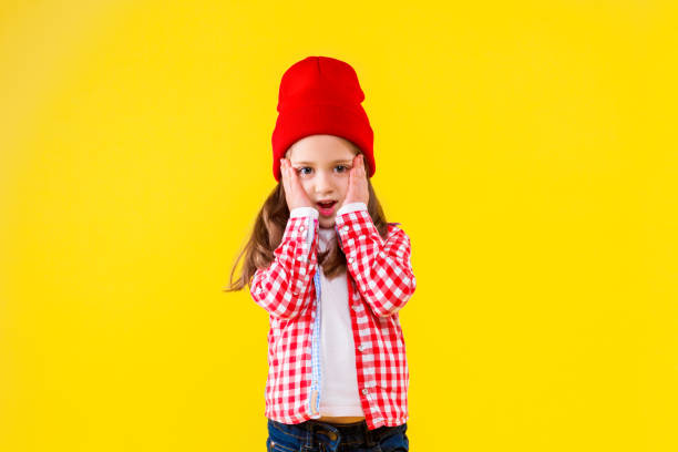 bambina in stoffa casual isolata su sfondo giallo - shirt problems red pink foto e immagini stock