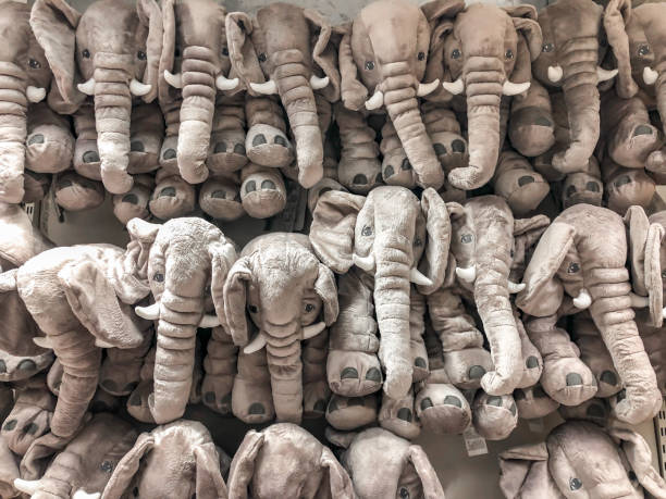 muñecas elefante se aferran a la pared para las ventas en la salida de los niños en los grandes almacenes. - depart fotografías e imágenes de stock