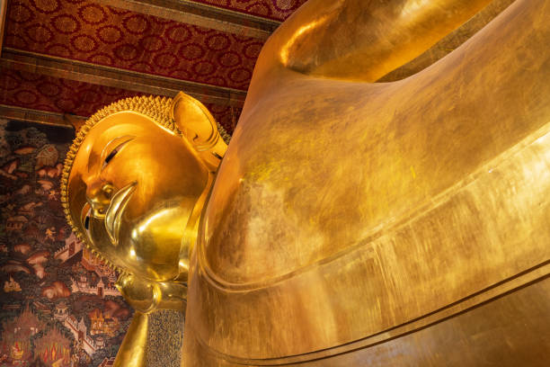 buddha sdraiato, wat pho, bangkok - reclining buddha foto e immagini stock