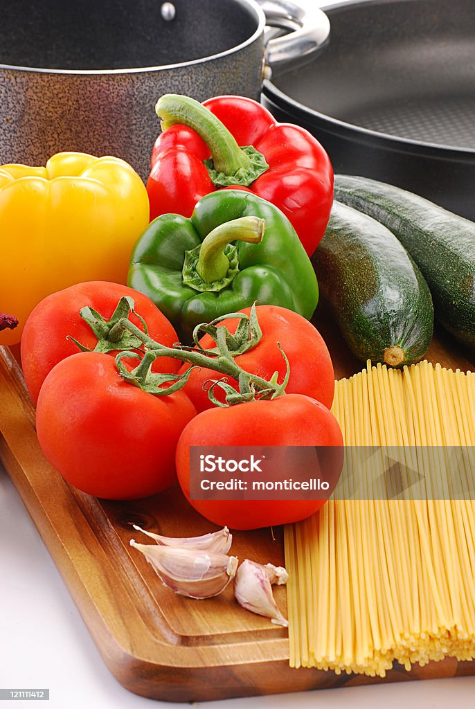 Composición con verduras crudas y spaghetti - Foto de stock de Abdomen libre de derechos