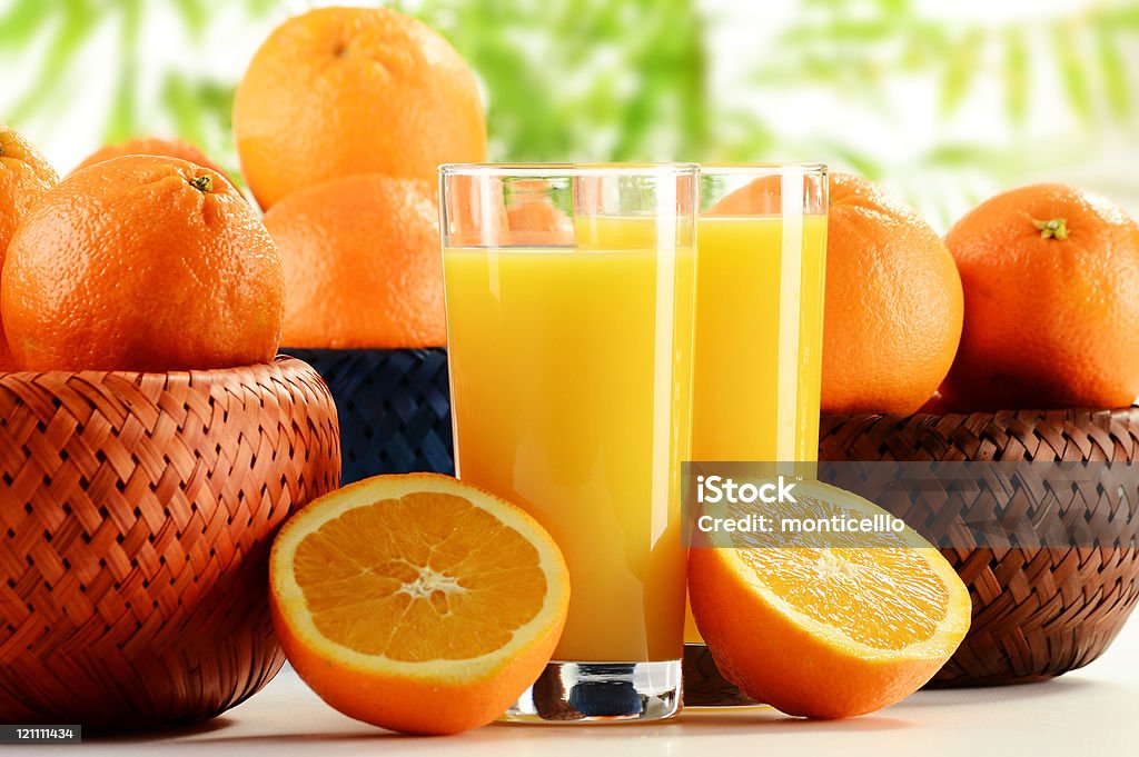 Komposition mit zwei Gläsern orange Saft und Obst - Lizenzfrei Abnehmen Stock-Foto