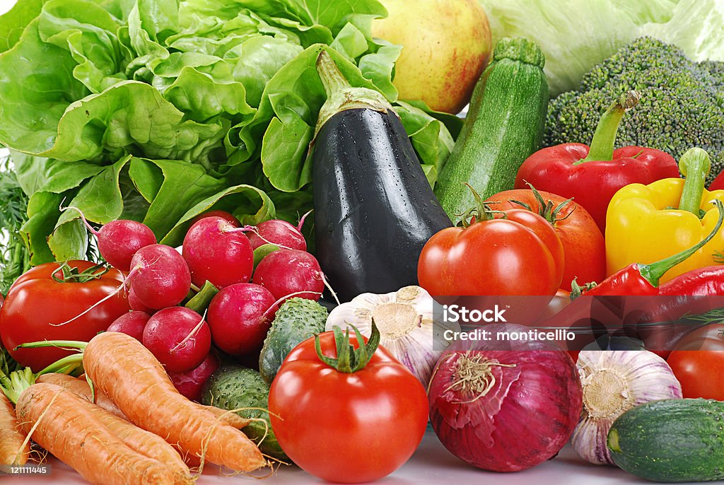Composition avec une variété de fruits frais et légumes - Photo de Ail - Légume à bulbe libre de droits