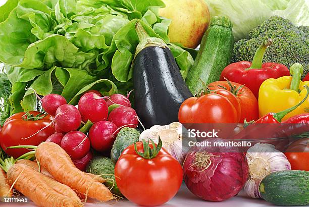 Kompozycja Z Różnych Świeżych Surowych Warzyw - zdjęcia stockowe i więcej obrazów Artykuły spożywcze - Artykuły spożywcze, Bakłażan, Brokuł