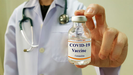 El médico infeccioso muestra la vacuna COVID 19 para la prevención, inmunización y tratamiento de la nueva infección por el virus corona (COVID-19, nueva enfermedad coronavirus 2019 o nCoV 2019 de Wuhan). Tecnología médica. photo