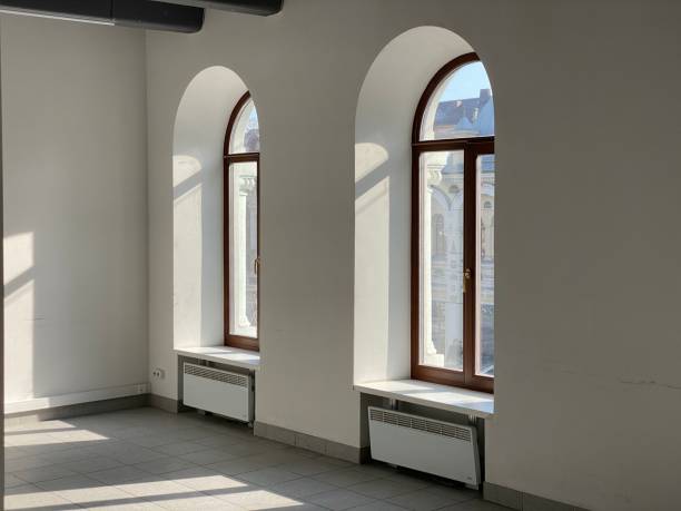 빈 사무실의 디자이너 창.  창문에서 햇빛 - arched window 뉴스 사진 이미지