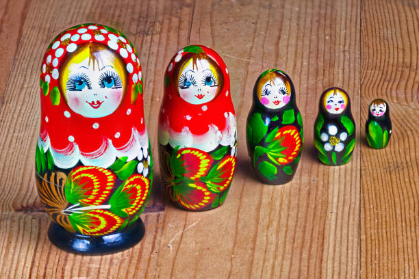 poupée de nidification russe - figurine russian nesting doll russia russian culture photos et images de collection