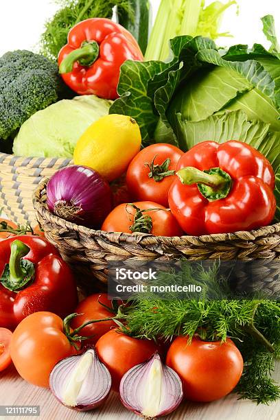 Verdure In Cestino Di Vimini - Fotografie stock e altre immagini di Alimentazione sana - Alimentazione sana, Aneto, Antiossidante