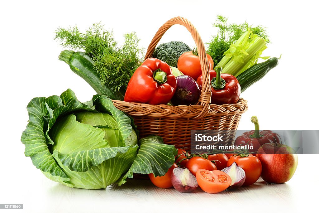 Verduras en cesta de mimbre - Foto de stock de Vegetal libre de derechos