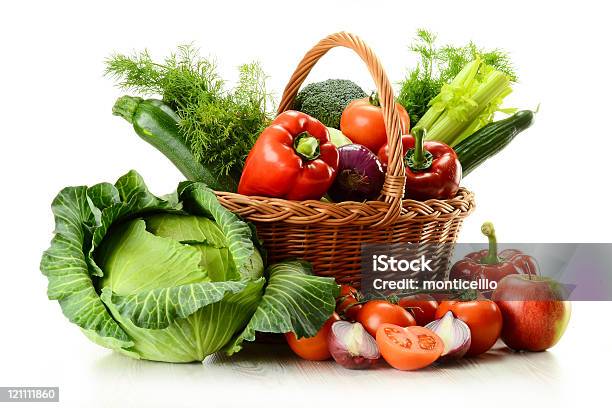 Verduras En Cesta De Mimbre Foto de stock y más banco de imágenes de Vegetal - Vegetal, Cesta, Recortable