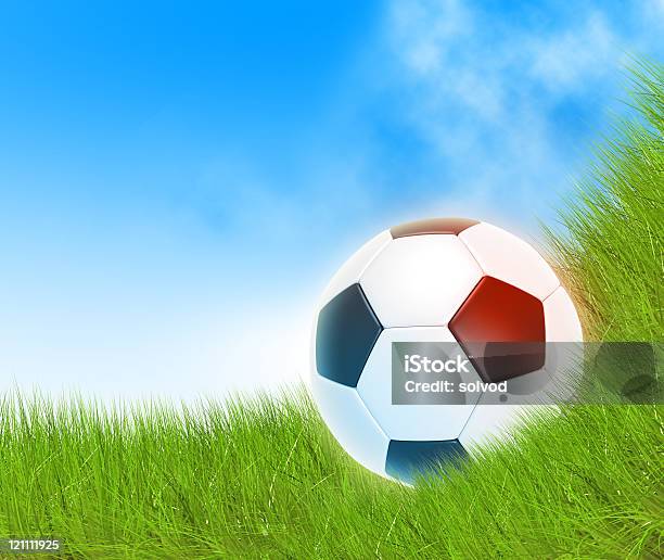 Foto de Bola De Futebol Na Grama e mais fotos de stock de Azul - Azul, Bola, Bola de Futebol