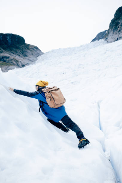 asiatische frauen reisen am fox glacier, neuseeland. - new zealand ice climbing snow climbing stock-fotos und bilder