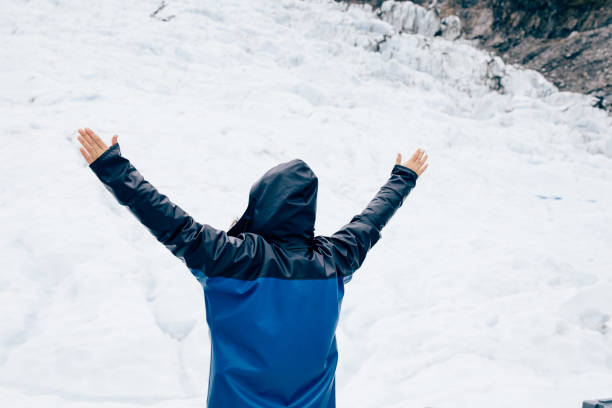 asiática saem de viagem em fox glacier, nova zelândia. - new zealand ice climbing snow climbing - fotografias e filmes do acervo