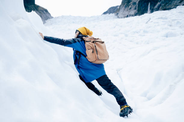 asiatische frauen reisen am fox glacier, neuseeland. - new zealand ice climbing snow climbing stock-fotos und bilder