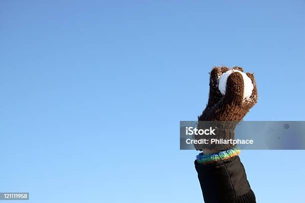 Ręka Trzymająca Śnieżna Kula - zdjęcia stockowe i więcej obrazów Bezchmurne niebo - Bezchmurne niebo, Dzień, Fotografika