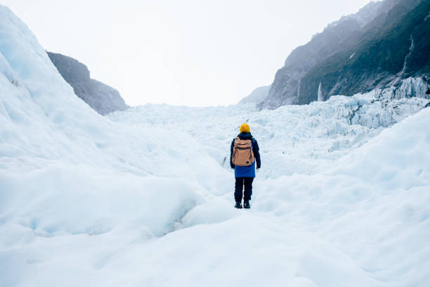 asiatische frauen reisen am fox glacier, neuseeland. - new zealand ice climbing snow climbing stock-fotos und bilder