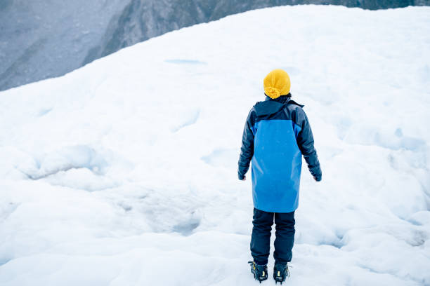 asiatische frauen reisen am fox glacier, neuseeland. - new zealand ice climbing snow climbing stock-fotos und bilder