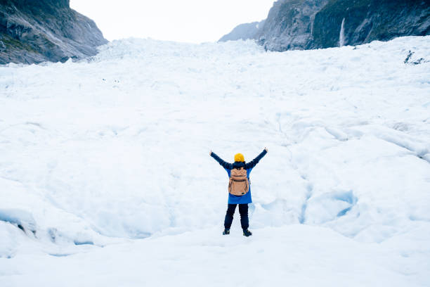 asiatische frauen reisen am fox glacier, neuseeland. - new zealand ice climbing snow climbing stock-fotos und bilder