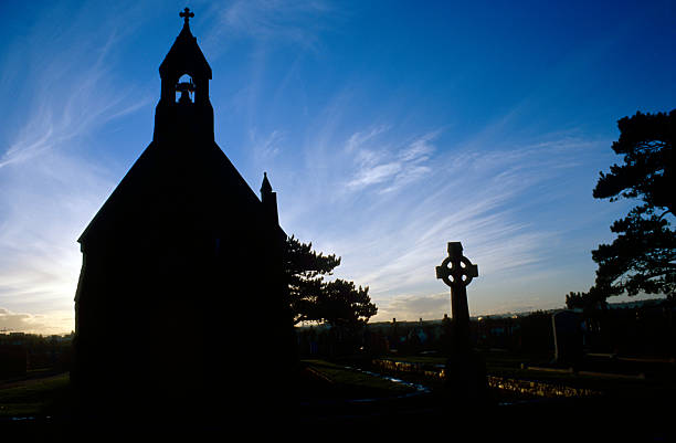 kapelle silhouette vor dem sonnenuntergang - celtic cross republic of ireland sunset silhouette stock-fotos und bilder