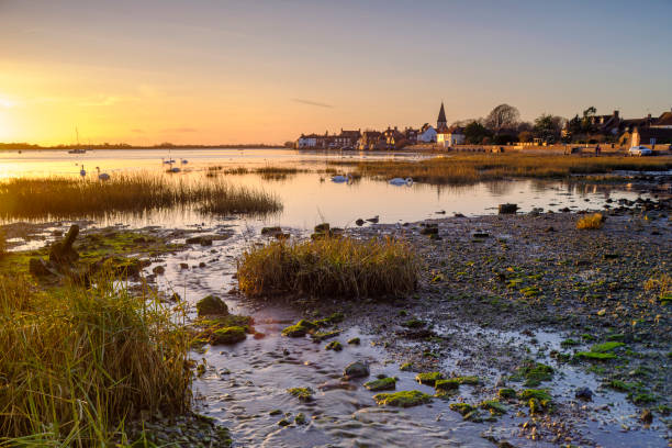 pôr do sol de inverno sobre o porto de bosham, west sussex - chichester england - fotografias e filmes do acervo