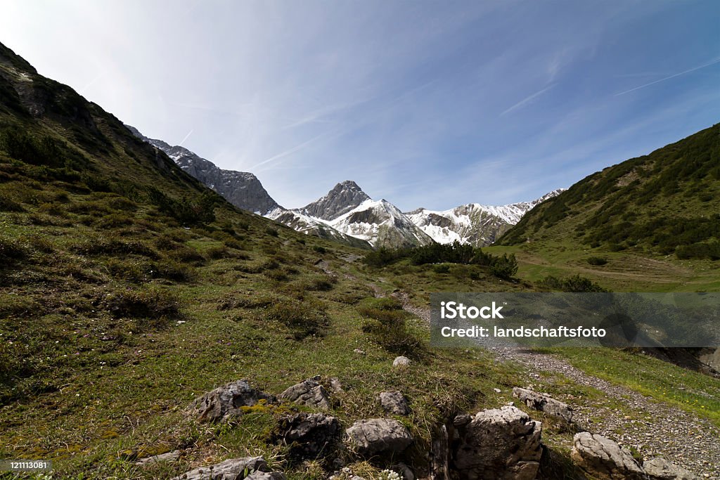 alpine hiking e trail - Foto stock royalty-free di Alpi