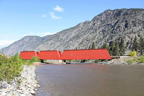 red ponte coberta, keremeos, colúmbia britânica - similkameen river - fotografias e filmes do acervo