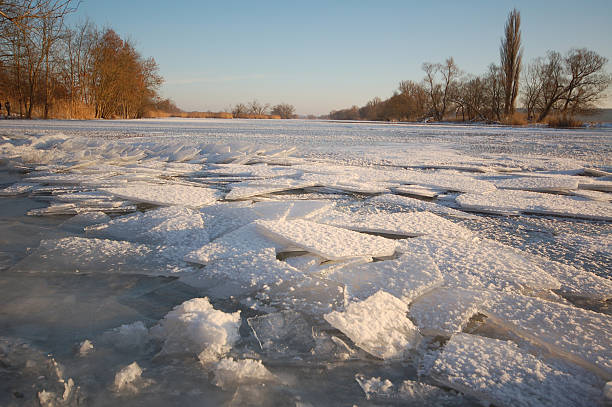 夕暮れ時には、川、氷盤冬の風景 - untere havel ストックフォトと画像