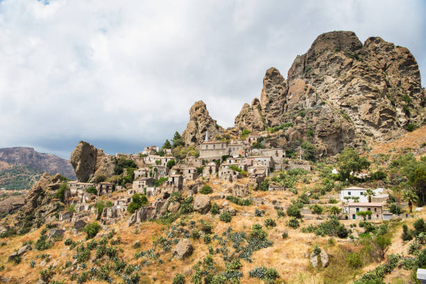 펜테다틸로의 유령 마을 - italy calabria ancient city 뉴스 사진 이미지