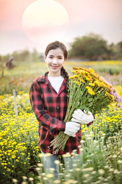 mujer sosteniendo flores de ramo - scented asia asian culture bunch fotografías e imágenes de stock