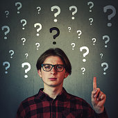verwirrter-jugendlicher-kerl-mit-brille-gestikulierenden-zeigefinger-nach-oben-perplexer.jpg?b=1&s=170x170&k=20&c=BAWy_K-3CGudpICXkreddSMDse82z6YxMCd9Ce5wbUY=