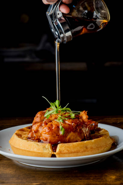 huhn und waffeln. hausgemachte waffeln mit knusprigem südländischem gebratenem huhn, butter und ahornsirup. klassisches amerikanisches frühstück oder brunch favorit. aus kratzer waffeln serviert mit butter und ahornsirup. - waffle chicken fried chicken food stock-fotos und bilder