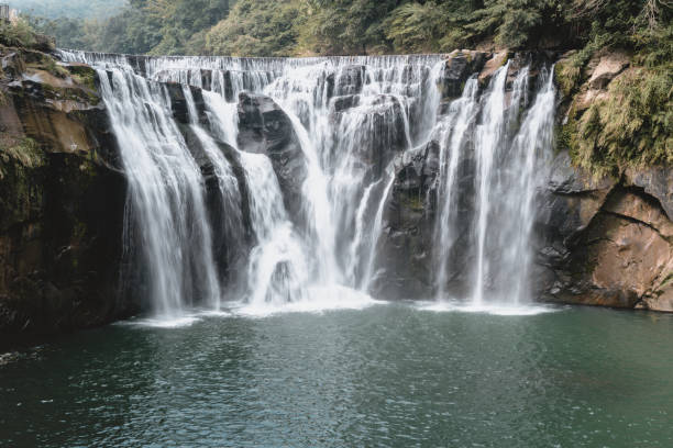 shihfen waterfall, fifteen meters tall and 30 meters wide, it is the largest curtain-type waterfall in taiwan - stream day eastern usa falling water imagens e fotografias de stock