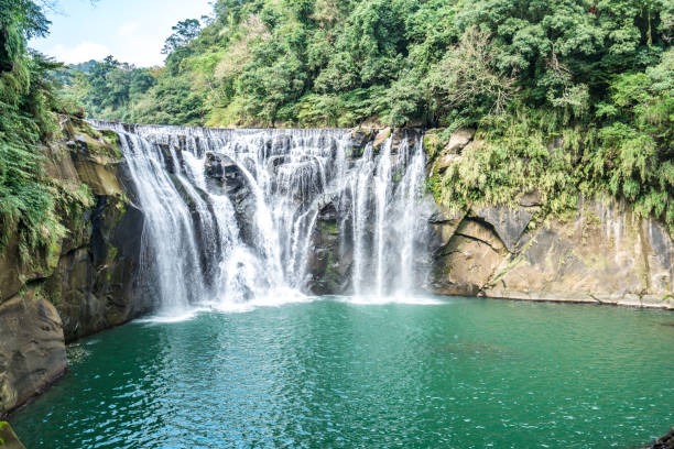 shihfen waterfall, fifteen meters tall and 30 meters wide, it is the largest curtain-type waterfall in taiwan - stream day eastern usa falling water imagens e fotografias de stock