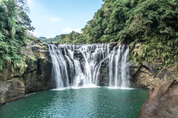 shihfen waterfall, fifteen meters tall and 30 meters wide, it is the largest curtain-type waterfall in taiwan - stream day eastern usa falling water imagens e fotografias de stock