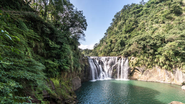 shihfen waterfall, fifteen meters tall and 30 meters wide, it is the largest curtain-type waterfall in taiwan - stream day eastern usa falling water imagens e fotografias de stock