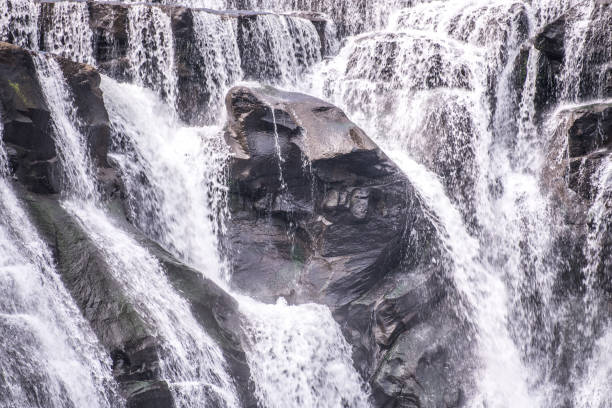 cachoeira shihfen, 15 metros de altura e 30 metros de largura, é a maior cachoeira tipo cortina em taiwan - stream day eastern usa falling water - fotografias e filmes do acervo