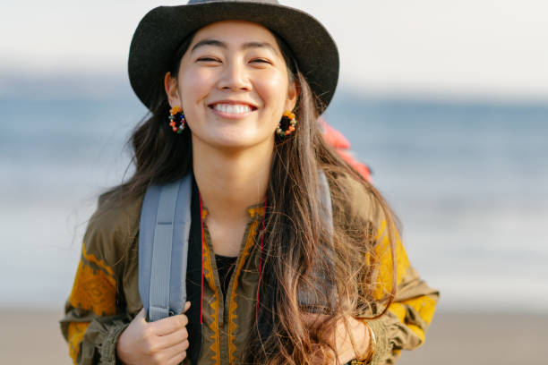 close-up portait de feliz viajante solo feminino - tourist backpack smiling cheerful - fotografias e filmes do acervo
