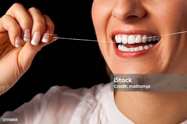 Kobieta Czyszczenia Zębów Na Czarnym Tle - zdjęcia stockowe i więcej obrazów Czarne tło - Czarne tło, Uśmiechać się, Dorosły