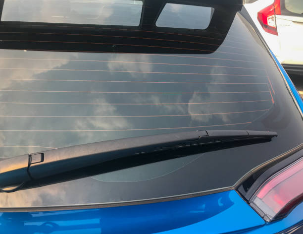 현대 자동차의 백 윈드 실드 와이퍼의 클로즈업 - drive blue outdoors rear view 뉴스 사진 이미지