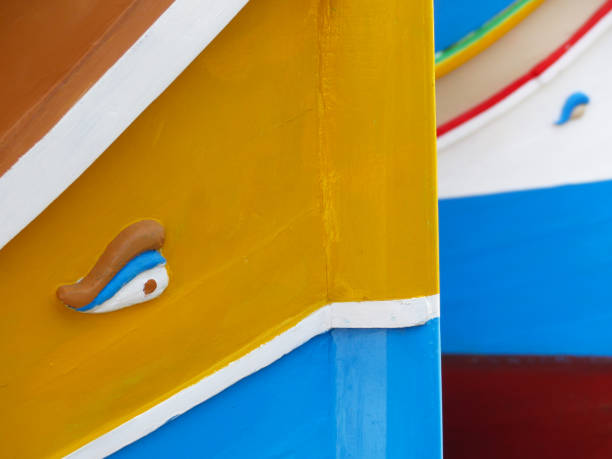 детали красочных традиционных мальтийских рыбацких лодок, лудзу. порт марсакслокк, мальта - paintings rainbow nautical vessel painted image стоковые фото и изображения