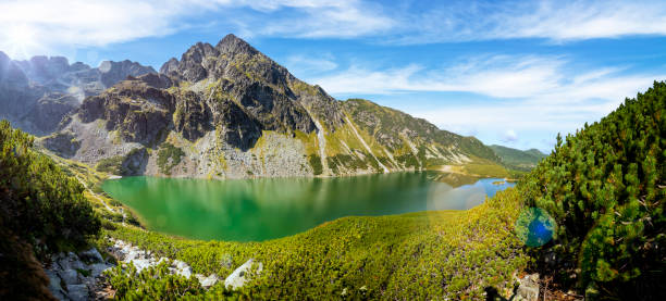 폴란드의 휴일 - 타트라 산맥의 블랙 가시에니코이 연못과 코시엘렉 정상 - tatra mountains zakopane lake mountain 뉴스 사진 이미지