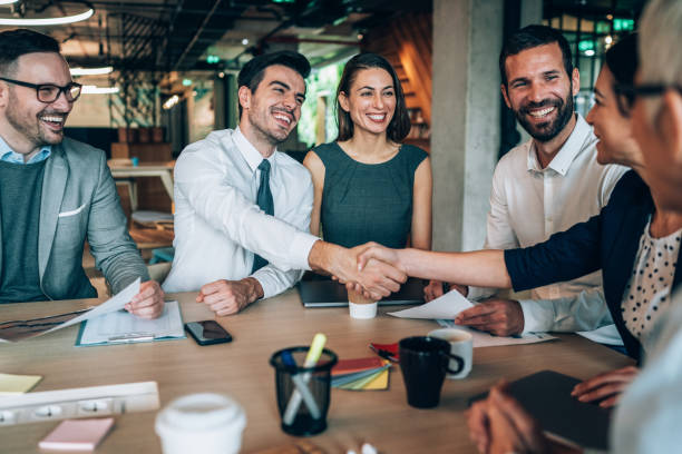 poignée de main des gens d’affaires - coalition businessman business handshake photos et images de collection