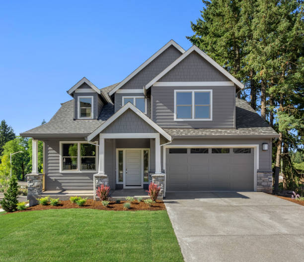 beautiful residential home exterior on bright sunny day with green grass and blue sky - grass area fotos imagens e fotografias de stock